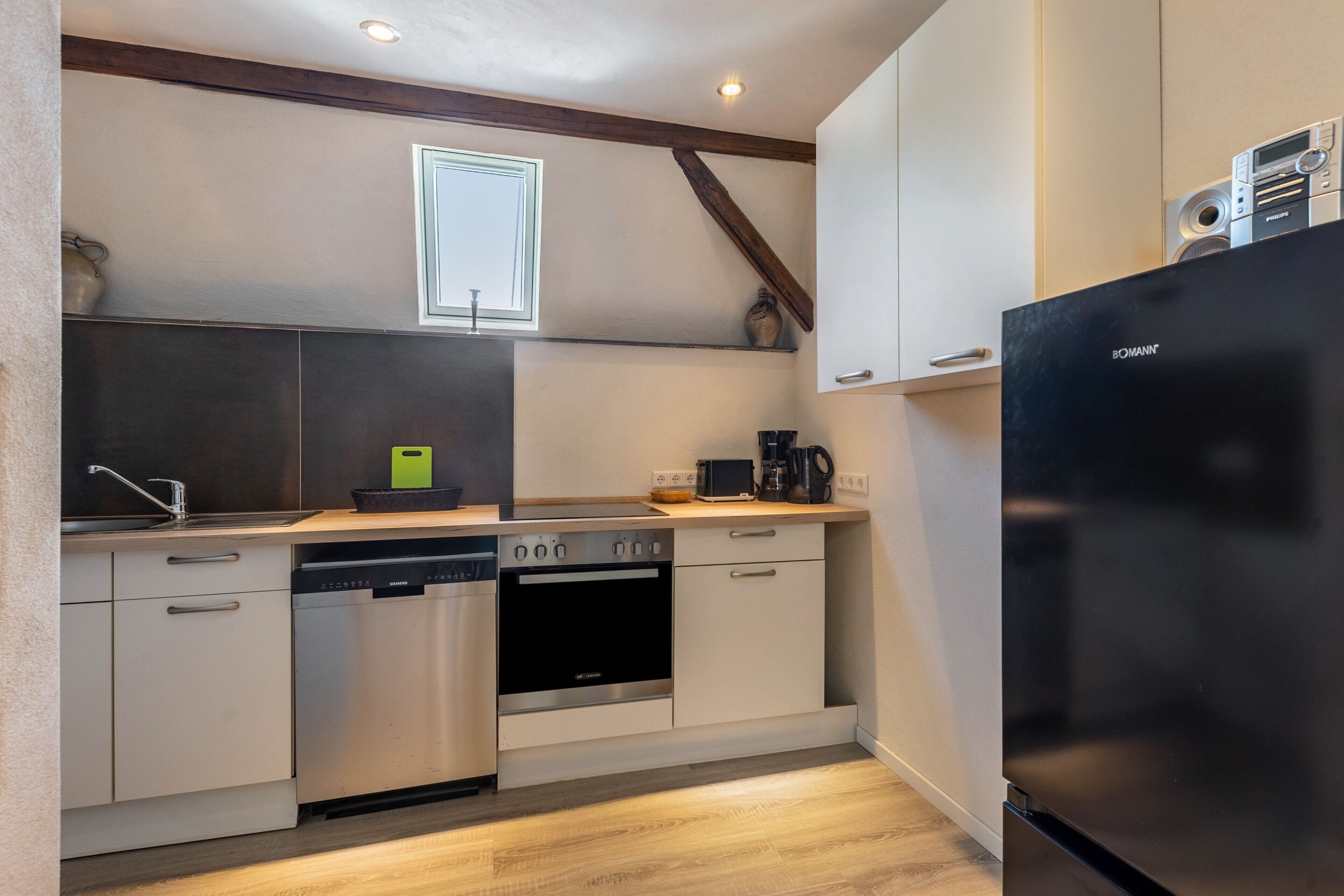 Fridge, oven, stovetop, dishwasher