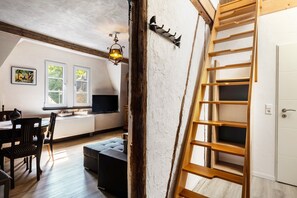 TV - Holiday Apartment 2 in Winzerhaus Schenk with Mountain View and Wi-Fi (Neef)