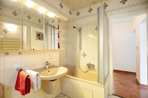 Shower, hair dryer, towels - Apartment 'Small-residence' with Wi-Fi (Berlin)