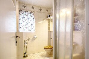 Shower, hair dryer, towels - Apartment 'Small-residence' with Wi-Fi (Berlin)