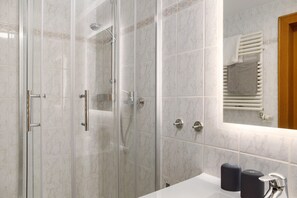Een douche, gratis toiletartikelen, een haardroger, handdoeken