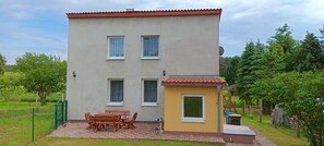 Outdoor dining - Holiday Home 'Zur Schmiede' with Private Terrace, Private Garden and Balcony (Feldberger Seenlandschaft)