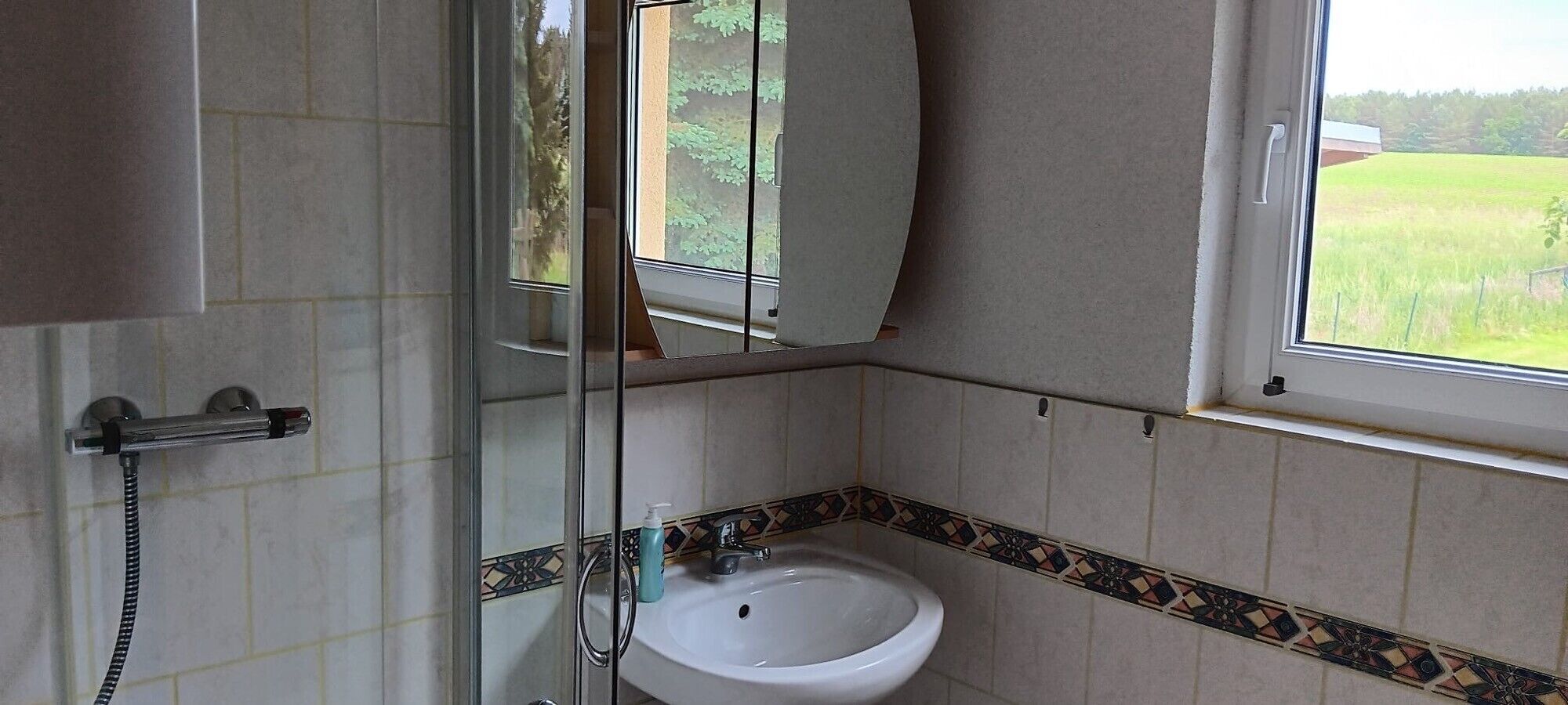 Dusche, kostenlose Toilettenartikel, Haartrockner, Handtücher