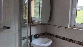 Dusche, kostenlose Toilettenartikel, Haartrockner, Handtücher