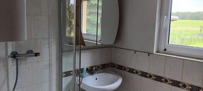 Shower, free toiletries, hair dryer, towels - Holiday Home 'Zur Schmiede' with Private Terrace, Private Garden and Balcony (Feldberger Seenlandschaft)