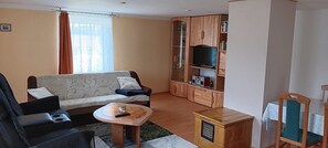 TV, stereo - Holiday Home 'Zur Schmiede' with Private Terrace, Private Garden and Balcony (Feldberger Seenlandschaft)