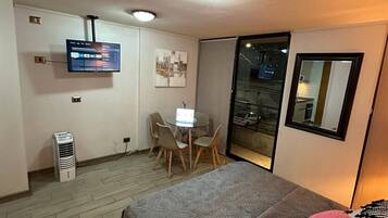 Tabla de planchar con plancha, internet y ropa de cama