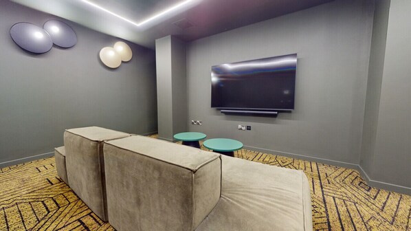 Fernseher, Tischfußball, Tischtennisplatte