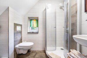 Douche, sèche-cheveux, serviettes fournies