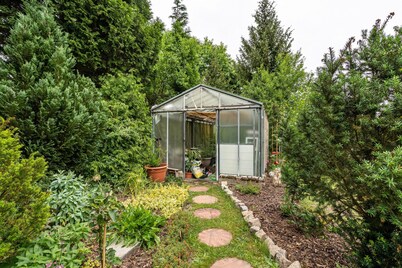 Apartment 'Ferienwohnung Im Grünen' with Shared Garden