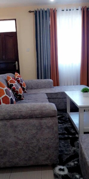 클래식 아파트, 시내 전망 | 거실 공간 | 디지털 채널 시청이 가능한 24인치 스마트 TV