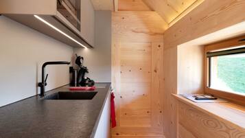 Kylskåp, mikrovågsugn, spishäll och diskmaskin