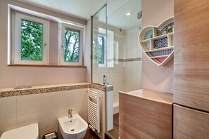 Dusch, hårtork och handdukar