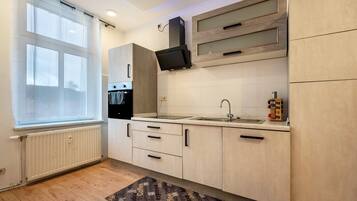 Kühlschrank, Mikrowelle, Ofen, Herdplatte