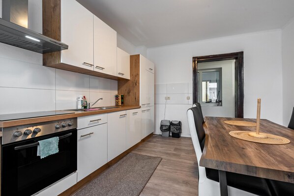Kühlschrank, Mikrowelle, Ofen, Herdplatte