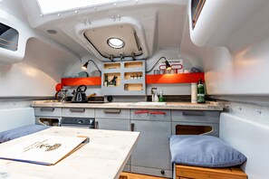 Jääkaappi, liesi, keittoastiat/astiat/ruokailuvälineet