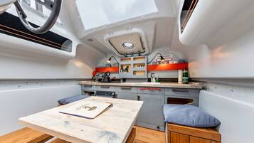 Frigorifero, piano cottura, pentole/stoviglie/utensili