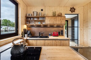 Fridge, microwave, oven, stovetop - High-quality, comfortable houseboat Diva (Hamburg)