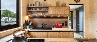 High-quality, comfortable houseboat Diva