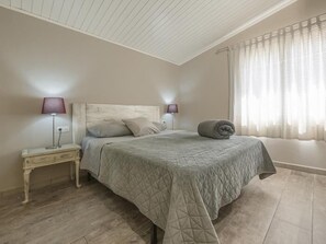 3 bedrooms, iron/ironing board, internet, bed sheets