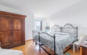 3 quartos, ferros/tábuas de passar roupa, berço de viagem