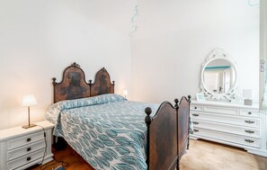 3 bedrooms, iron/ironing board, travel cot