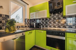 Micro-ondes, four, plaque de cuisson, lave-vaisselle