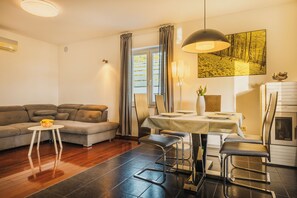 Dining - 2 bedroom private vacation home in Umag (umag)