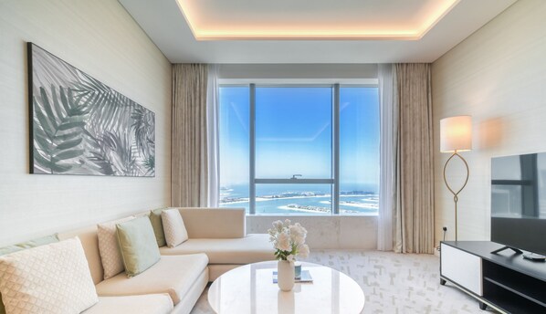 Appartement Deluxe, vue mer | Coin séjour | TV connectée de 55 pouces avec chaînes par câble