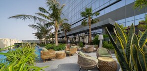 Outdoor pool - Iconic One Bedroom Panoramic Palm Views (Dubai)