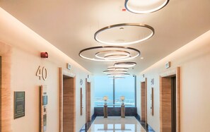 Elevator -  Iconic One Bedroom Panoramic Palm Views (Dubai)