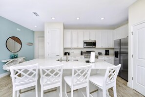 Fridge, oven, stovetop, dishwasher - Flip Flops & Fairytales Waterfront with Margaritaville Resort & Island H2O &. (Kissimmee)