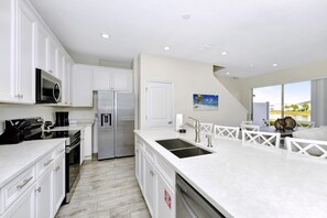 Fridge, oven, stovetop, dishwasher - Flip Flops & Fairytales Waterfront with Margaritaville Resort & Island H2O &. (Kissimmee)