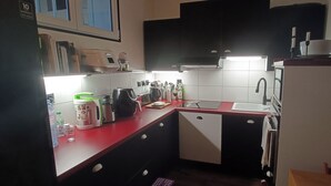 Coffee/tea maker, fridge, microwave, stovetop - Atypical workshop-apartment in a private courtyard with terrace area (Aubervilliers)