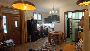 Books - Atypical workshop-apartment in a private courtyard with terrace area (Aubervilliers)