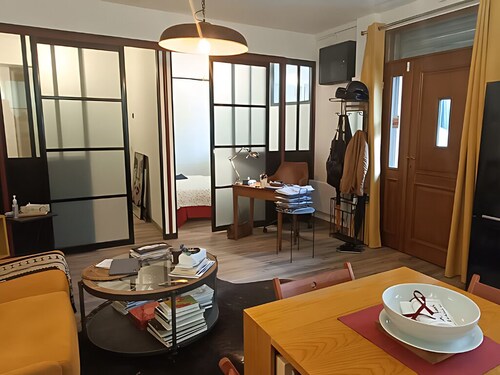 Atelier-appartement atypique dans une cour privée avec coin terrasse