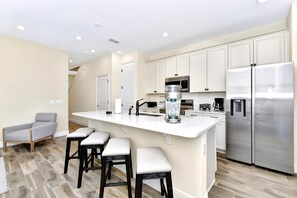 Fridge, oven, stovetop, dishwasher - Pink Bliss Villa near Disney with Margaritaville Resort & Island H20 Access -. (Kissimmee)