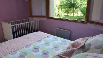 2 slaapkamers, een strijkplank/strijkijzer, reisbedje, wifi