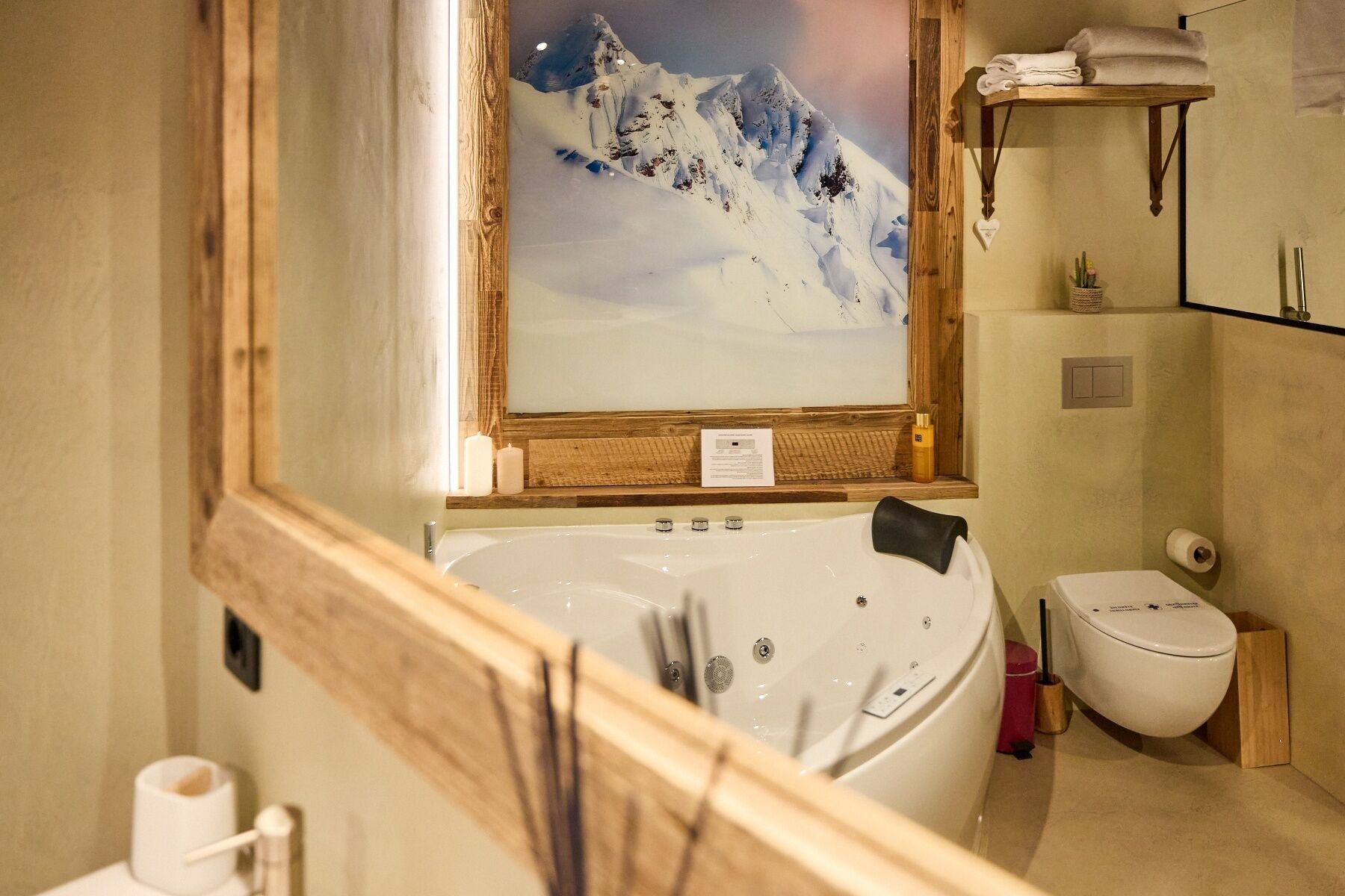 Milieuvriendelijke toiletartikelen, een haardroger, handdoeken