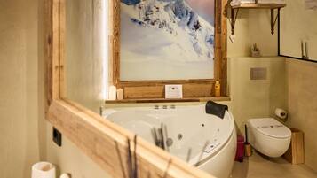 Milieuvriendelijke toiletartikelen, een haardroger, handdoeken