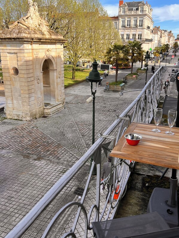 Outdoor dining - La Colbertine - Appart Cosy Ultra Équipé @ Place Mythique de Sœurs Jumelles (Rochefort)