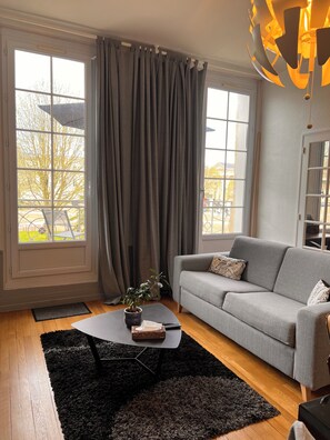 Smart TV, DVD player, books - La Colbertine - Appart Cosy Ultra Équipé @ Place Mythique de Sœurs Jumelles (Rochefort)