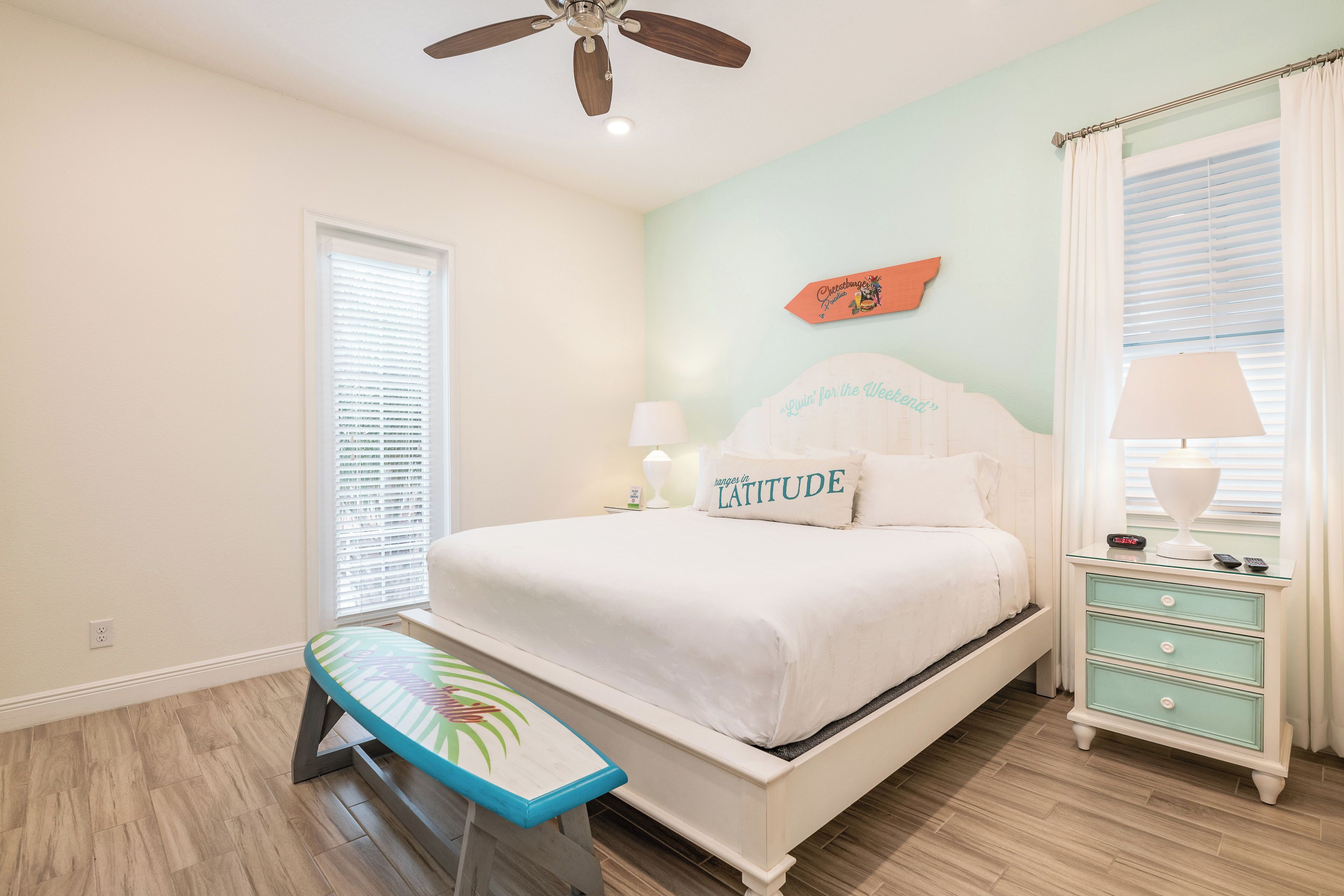 3 makuuhuonetta, tallelokero huoneessa, silitysrauta/-lauta