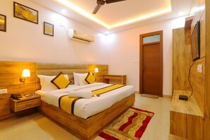 Desk, laptop workspace, free WiFi - Hotel Cristelia (Lucknow)