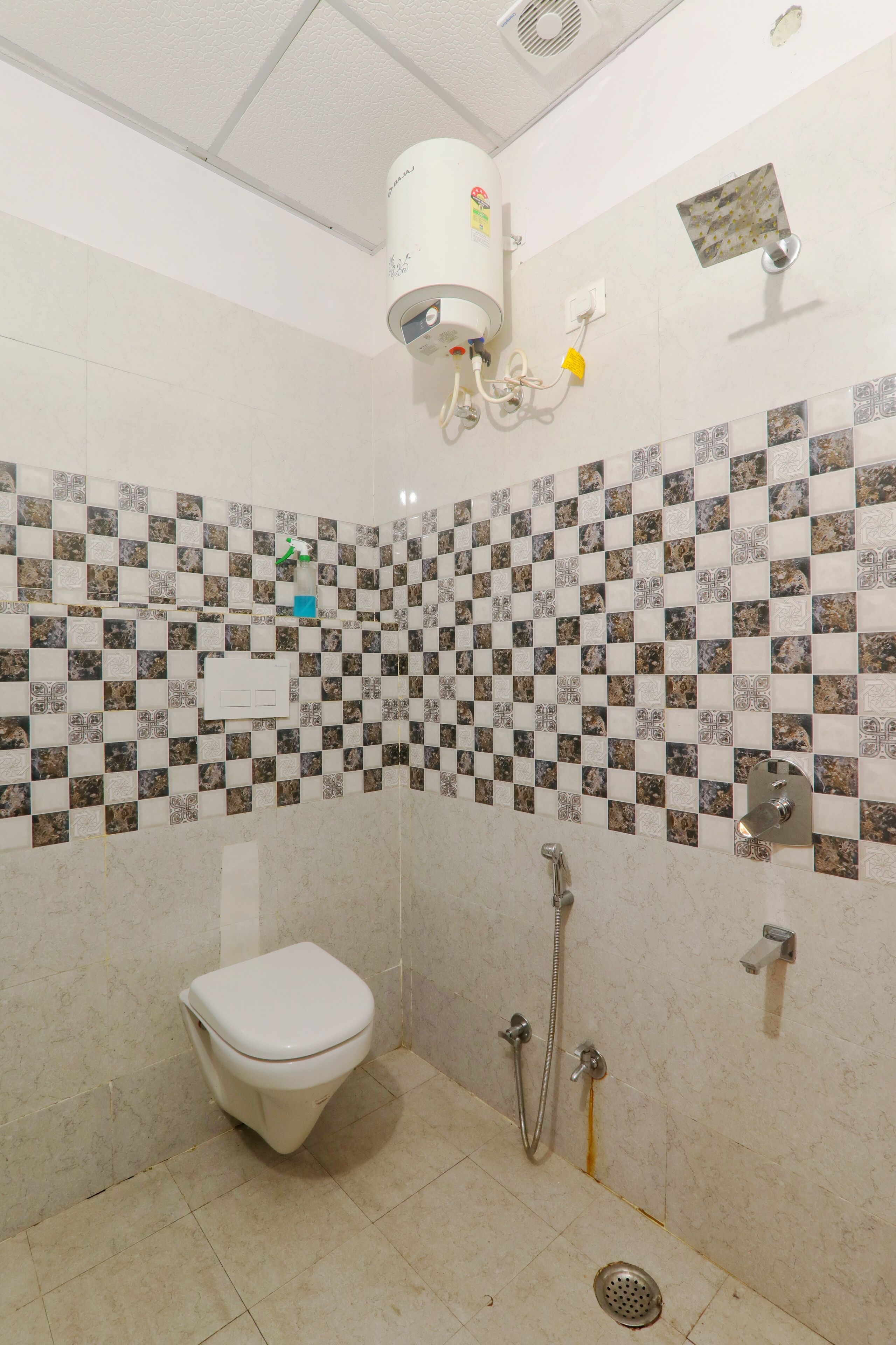 Une salle de bain équipée de toilettes, d’une douche et d’un radiateur fixé au mur.