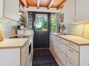 Geladeira, talheres/pratos/utensílios de cozinha