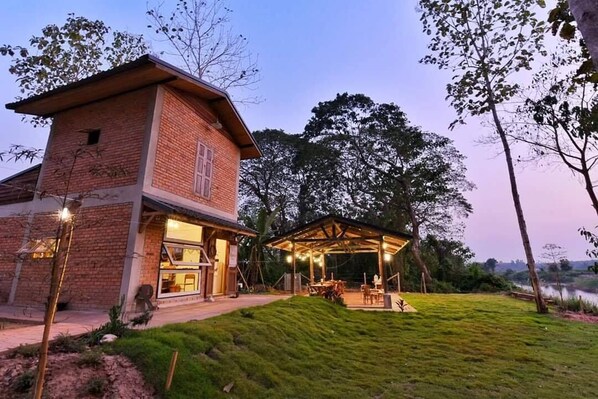 Exterior - The River Runs Chiang Klang (Chiang Klang)