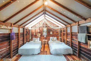 Cabin House Twin bed | 1 bedroom, desk, blackout drapes, free WiFi