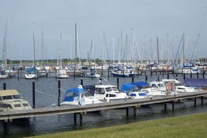 A marina with numerous boats docked at piers. - Tacke 2 Comfortable holiday residence (Burg a. Fehmarn)