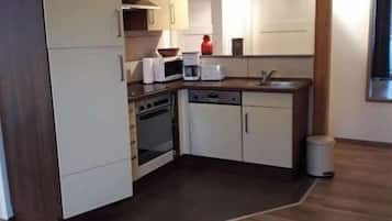Frigorifero, microonde, forno, piano cottura